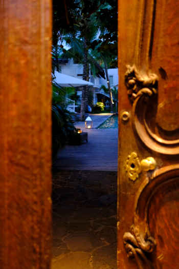 Ingang van hotel 20 Degres sud in Mauritius